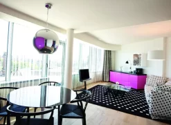 Gubi Bestlite BL1 Bureaulamp Chroom/soft White -Exporteren Accessoires & Meubels Winkel x886x886 Room02 300dpi.jpg.pagespeed.ic .5aiADSq1 e 1