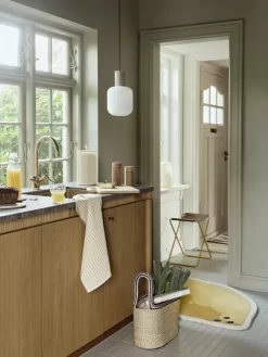 Broste Copenhagen Edda Keukenrolhouder Crown Blue 7 Broste Copenhagen Edda Keukenrolhouder Crown Blue -Exporteren Accessoires & Meubels Winkel x886x886 broste copenhagen edda keukenrolhouder4.jpg.pagespeed.ic .G7K 4XpyG