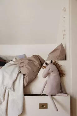 Ferm Living Safari Horse Knuffel Naturel -Exporteren Accessoires & Meubels Winkel x886x886 ferm living safari horse kussen4.jpg.pagespeed.ic .w cM7Rle P