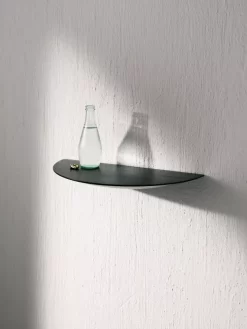 Audo Copenhagen Tweedekansje - Gridy Fungi Wandplank Large Zwart -Exporteren Accessoires & Meubels Winkel x886x886 menu gridy fungi kast sfeer10 2.jpg.pagespeed.ic .r2jo DfaZw