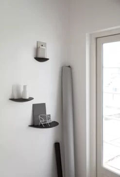 Audo Copenhagen Tweedekansje - Gridy Fungi Wandplank Large Zwart -Exporteren Accessoires & Meubels Winkel x886x886 menu gridy fungi kast sfeer2 2.jpg.pagespeed.ic .qkHzyLKq6x