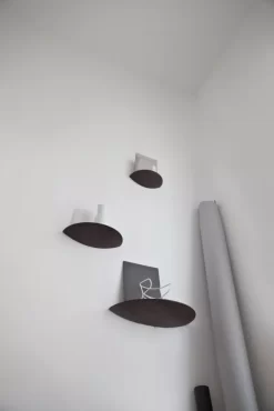 Audo Copenhagen Tweedekansje - Gridy Fungi Wandplank Large Zwart -Exporteren Accessoires & Meubels Winkel x886x886 menu gridy fungi kast sfeer3 2.jpg.pagespeed.ic .kdWNgyWc 9