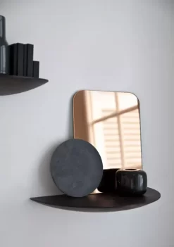 Audo Copenhagen Tweedekansje - Gridy Fungi Wandplank Large Zwart -Exporteren Accessoires & Meubels Winkel x886x886 menu gridy fungi kast sfeer5 2.jpg.pagespeed.ic .MMEZH4jHV6