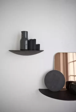 Audo Copenhagen Tweedekansje - Gridy Fungi Wandplank Large Zwart -Exporteren Accessoires & Meubels Winkel x886x886 menu gridy fungi kast sfeer6 2.jpg.pagespeed.ic .NAzzMqQWie