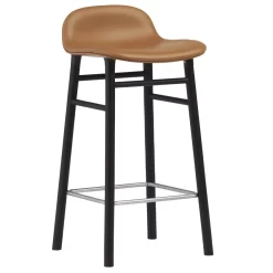 Normann Copenhagen Form Barkruk 65 Gestoffeerd Zwart Eiken Ultra Leather Brandy