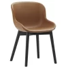 Normann Copenhagen Hyg Gestoffeerde Stoel Zwart Eiken Ultra Leather Brandy