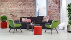 Vitra East River Chair Fauteuil Stofmix Blauw -Exporteren Accessoires & Meubels Winkel x886x886 vitra poldersofa eastriver gueridonbas sfeer 1.jpg.pagespeed.ic .q4qreSWjGb 1